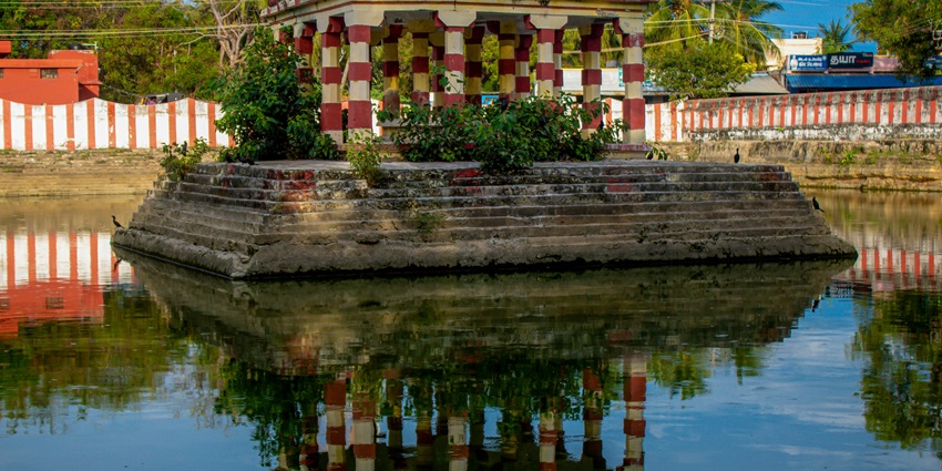 Take a holy dip at the sacred Janaki Kund offers a peaceful spot for reflection.