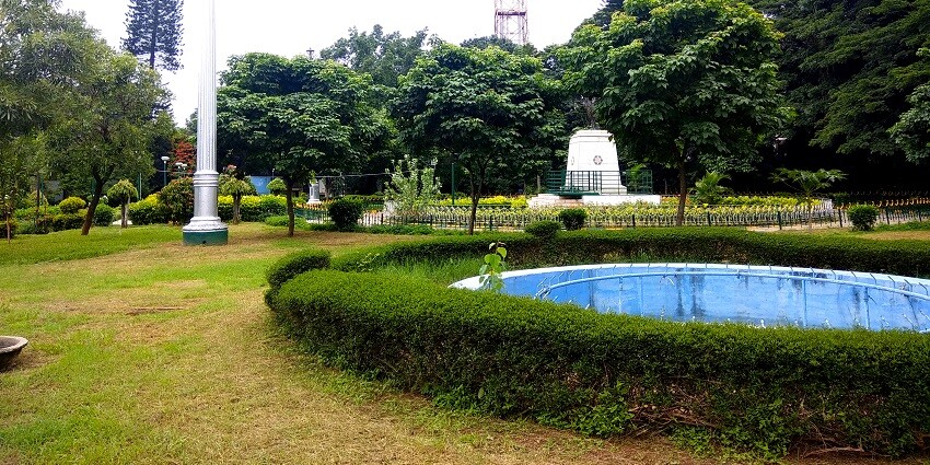 Jayamahal Park is serene green space in Bangalore, perfect for relaxation for travellers.