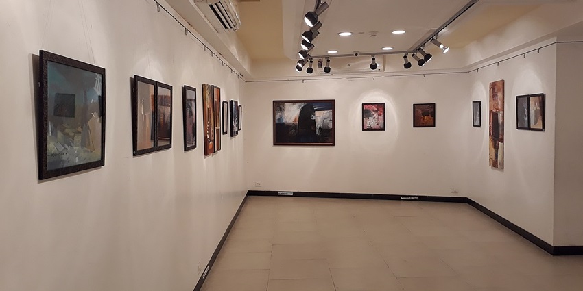 Art and sculpture displays at Jehangir Art Gallery, a popular Mumbai cultural spot, one of the best places to visit near Marine Drive.