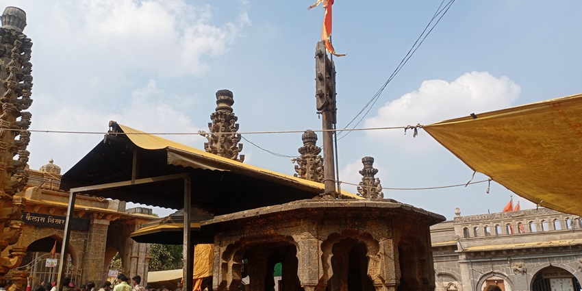 Jejuri temple hilltop, a sacred site among places to visit near Pune within 100 km