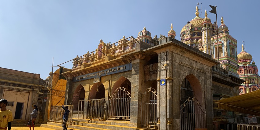 Jejuri temple, known for its golden rituals and historic charm is one of the places to visit near Pune with family.