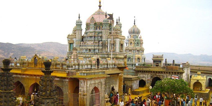 An image of a lively hill station, one of the places to visit near Alandi for trekking.