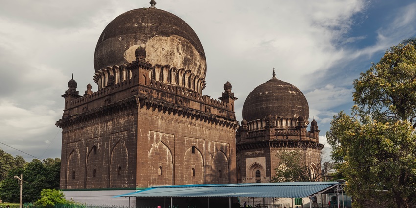 Jod Gumbaz is a stunning monument, quite famous for its architectural brilliance.