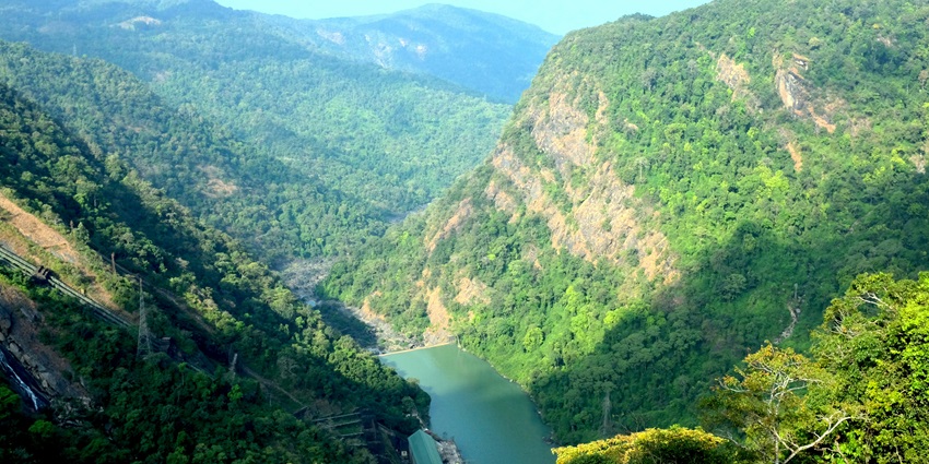 Jog Falls, is a fantastic place to visit in June in Karnataka to witness the waterfall.