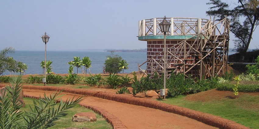 Johnson & Johnson park, is among the famous Mulund tourist places with green lawns, flower beds, and a play area.