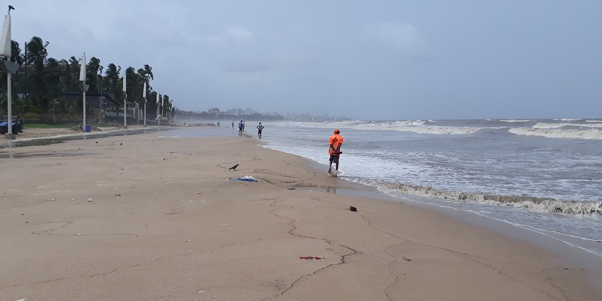 A picture of Juhu Beach, one of the best places to visit near Mumbai Airport