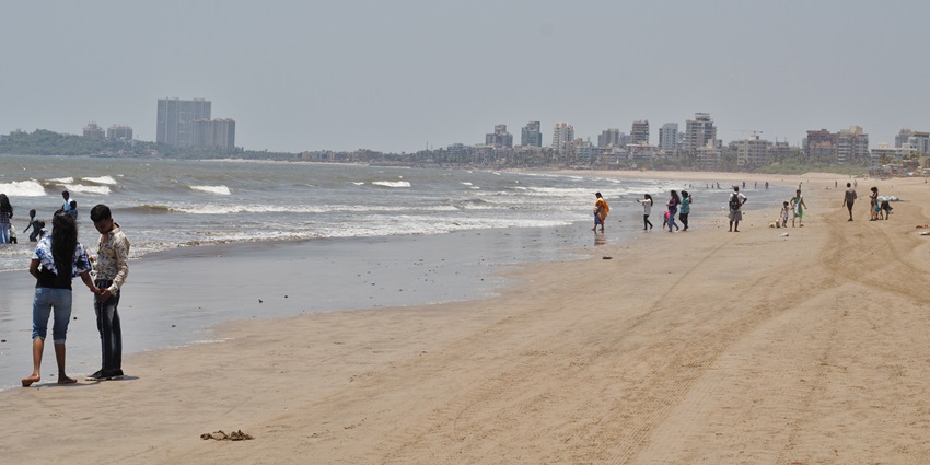 Scenic view of Juhu Beach, a popular tourist attraction near Jogeshwari Caves