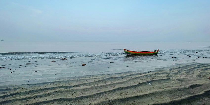 A photo of the serene beach, one of the places to visit near Juhu Beach, Mumbai.