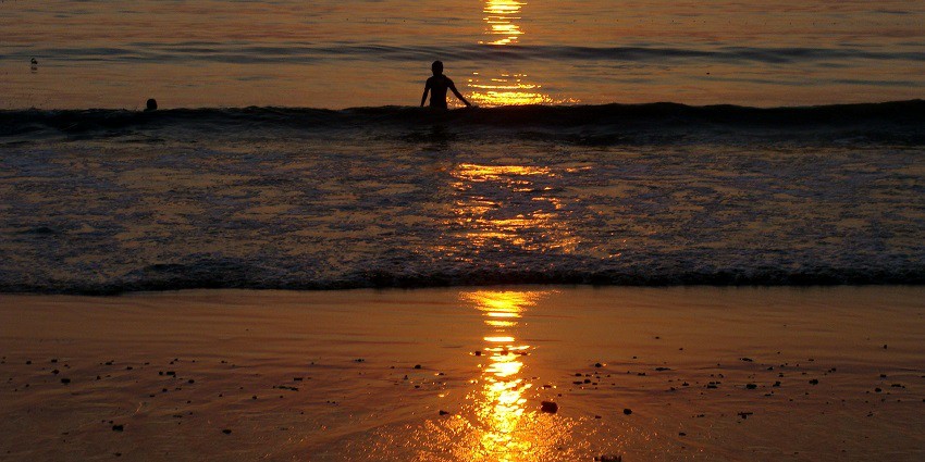 Sunset at Juhu Beach which is one of the best romantic places near mumbai