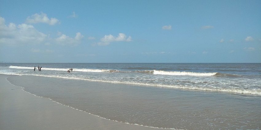 Juhu Beach is famous spot for beach parties in Mumbai, for its lively atmosphere and street food