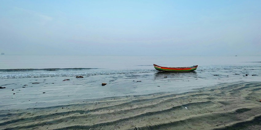 Explore the serene Mumbai beach: Scenic shorelines, local delicacies, and monsoon charm.