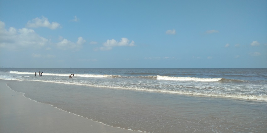 Places to visit in Mumbai at night feature Juhu Beach with a lively atmosphere and food.