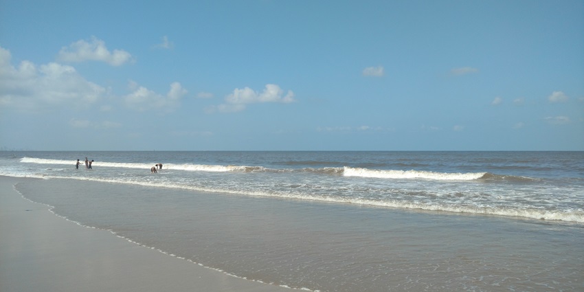 The serene shores of Juhu Beach are among the best places to visit in Mumbai with friends.