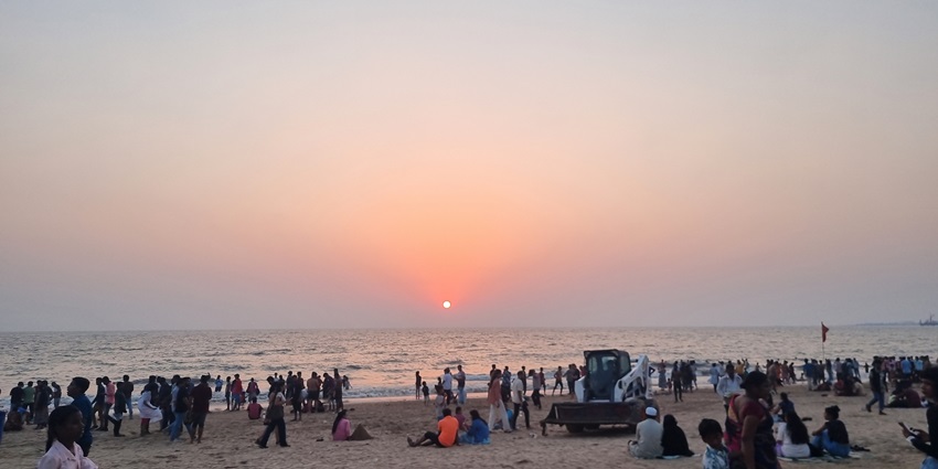 Juhu Chowpatty is one of the best places to visit in Mumbai for couples on a trip.