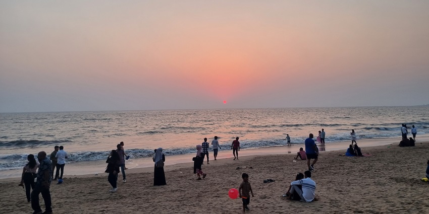 A lively beach known for its street food stalls, stunning sunsets, and vibrant atmosphere, one of the best places to visit in Juhu.