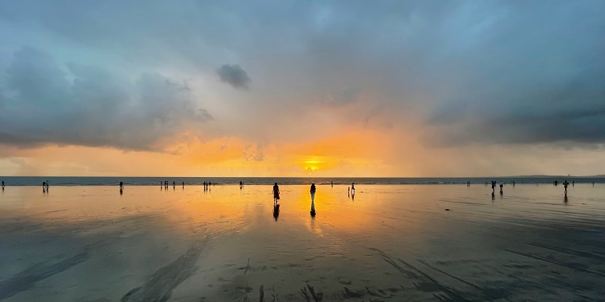 A photo of Juhu Chowpatty, one of the places to visit near Juhu Beach, Mumbai.