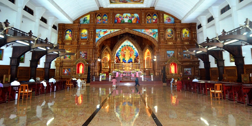 Juhu Church: serene religious site with stunning architecture and tranquillity for all.