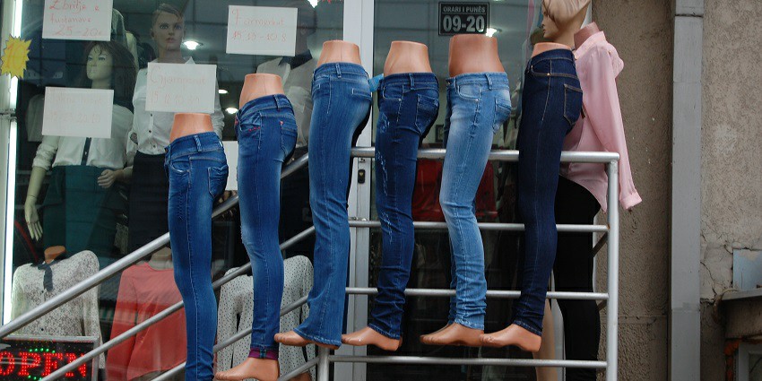 uhu Shopping Centre is the most recommended place for fashion shopping in Juhu.