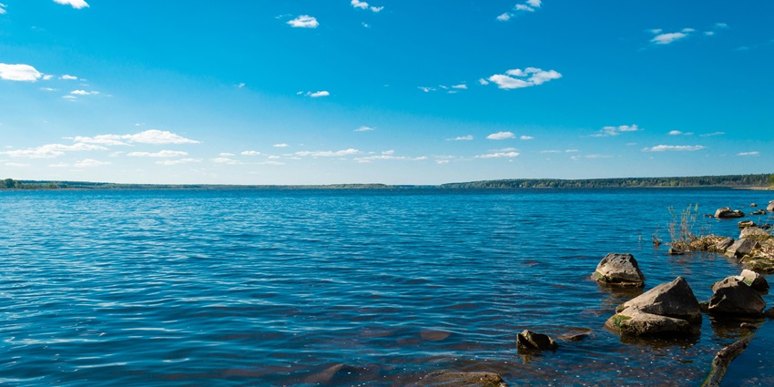 Junona Lake features serene waters, picturesque views, and nature’s tranquillity.