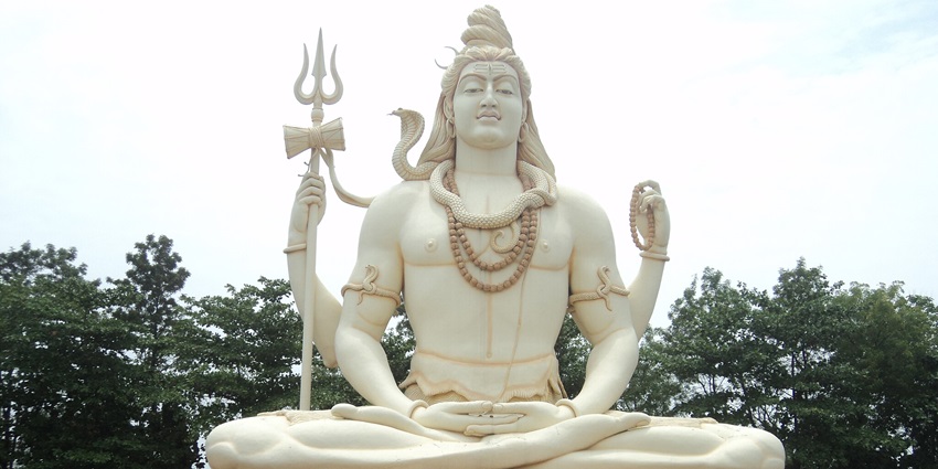 Kachnar City Shiva Temple has a lort shiva sculpture near the Melghat National Park.