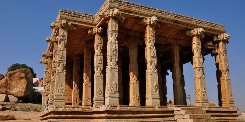 Kadalekalu Ganesha Temple, the massive monolithic Ganesha statue in Hampi.