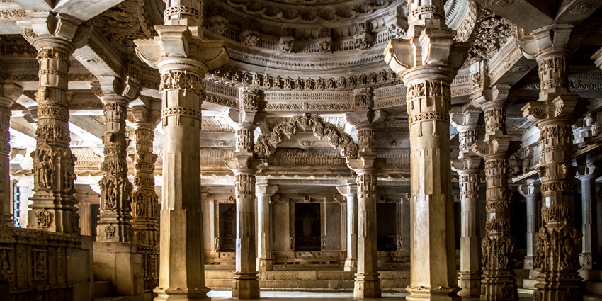 Offer prayers at the Kadyavarcha Ganapati which is one of the temples in Dapoli.