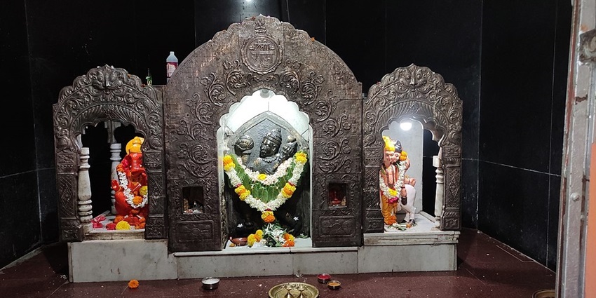 Temple dedicated to Lord Hanuman’s Maruti avatar, known for its unique black idol.