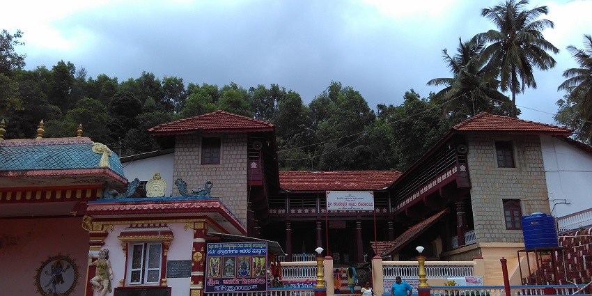 Front view of Kalaseshwara Temple in Kalasa, a place to visit near Horanadu