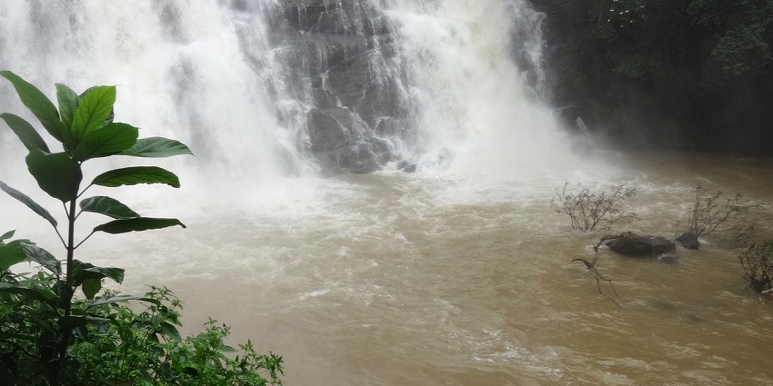 Kalhatti Falls, an example of the best waterfalls in Ooty.
