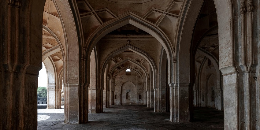 An image of Kaliadeh Palace overlooking the Kshipra River in Ujjain.