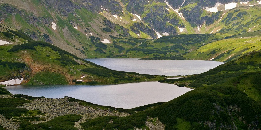 River at Kalingarayan Anicut encircled by large verdant mountain ranges