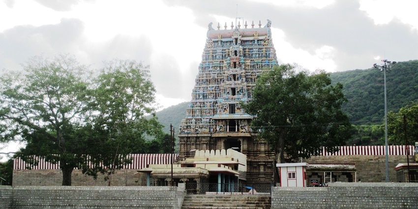 Kallazhagar Temple is located near Srivilliputhur Temple amidst peaceful green hills.