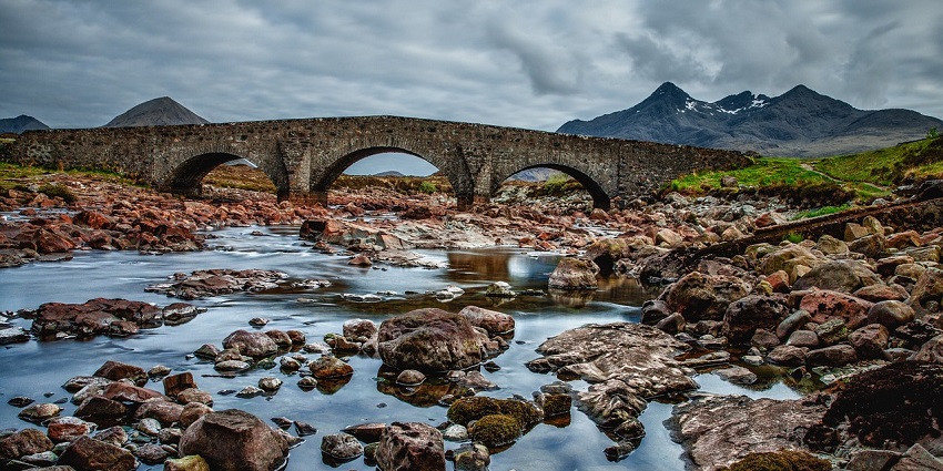 A representative picture of the bridge, featuring vehicles, sea, and giant rocks.