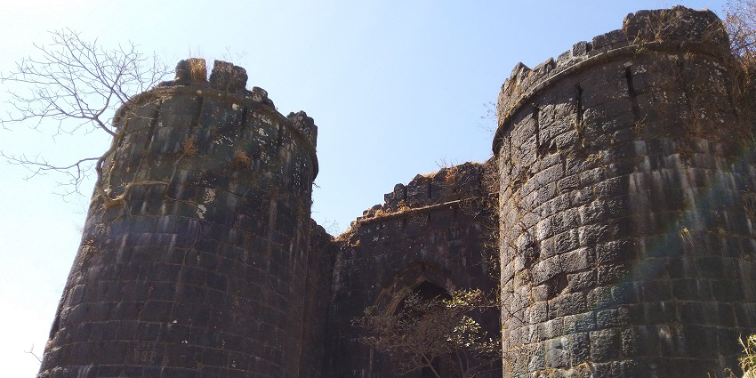 Kalyan Darwaja entrance at Sinhgad Fort, a popular destination near Rudreshwar Caves.