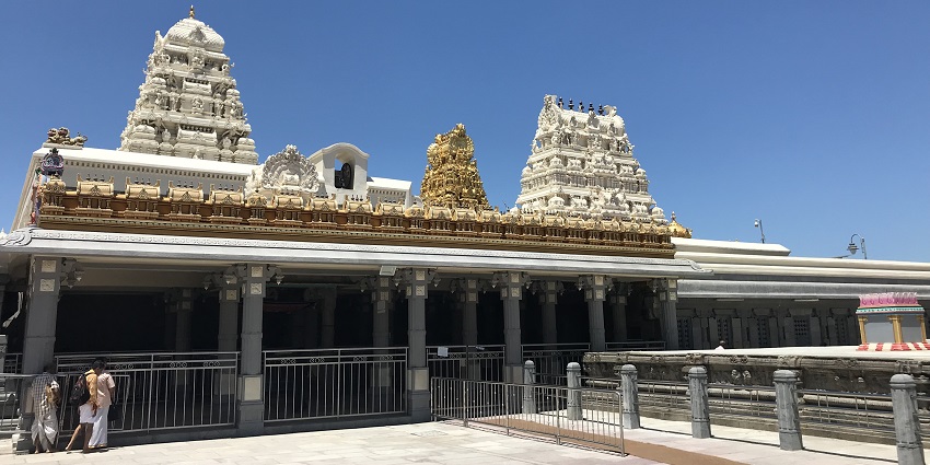 Kamakshi Amman Temple is one of the very popular temples in Kanchipuram