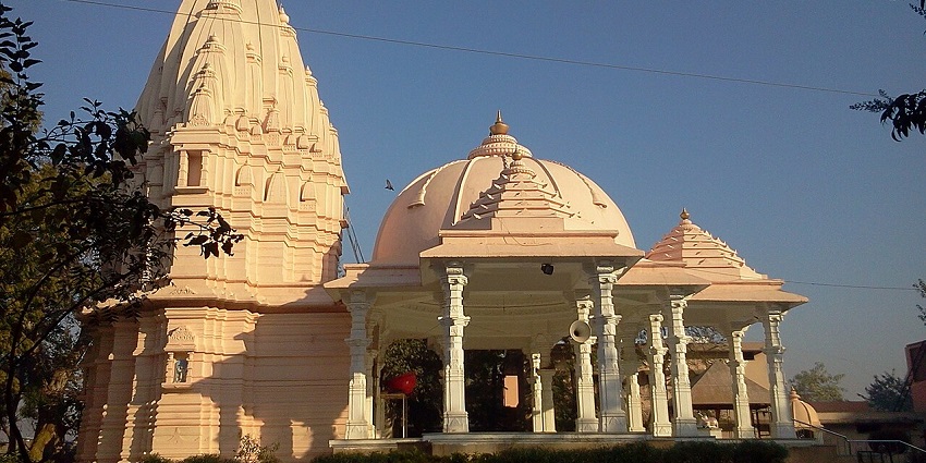 A side view of the Kamleshwar Mahadev Temple showcasing its intricate architecture.