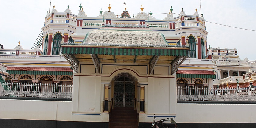 A picture of Kannadukathan Palace showcasing Chettinad’s rich architectural heritage.