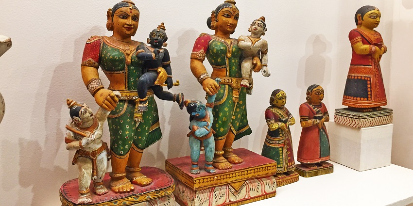 Kanakeshwar Forest Market, a place for shopping in Alibaug sells wooden crafts