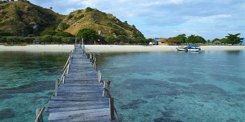 A picture of Kanawa Island, crystal-clear waters ideal for snorkelling and a relaxing spot.