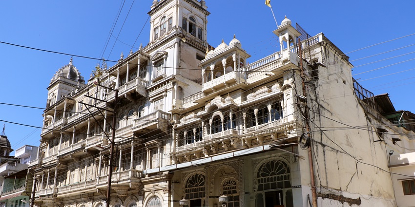 An image of the ever beautiful Kanch Mandir in Indore, one of the places to visit in indore