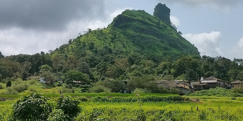Kanchana-Manchana Fort offers beautiful scenery, historical ruins, and two isolated forts.