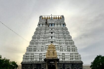 Stunning image of the front view of Varadharaja Perumal Temple, one of Kanchipuram temples.