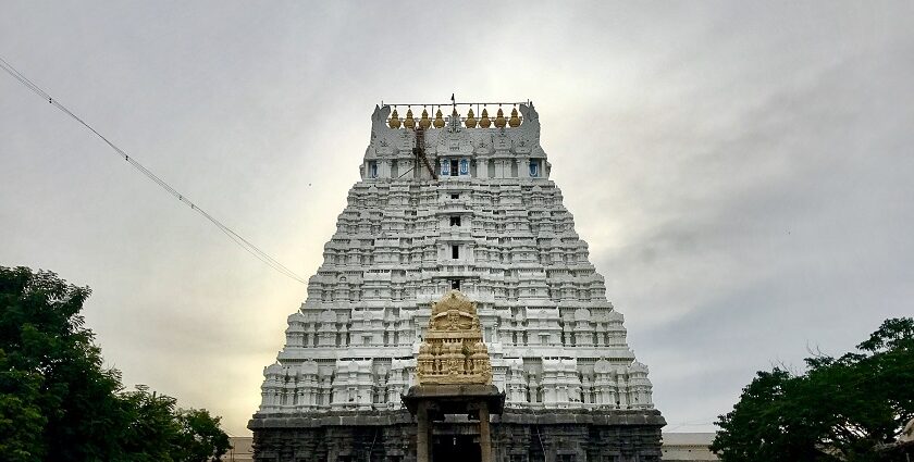 Stunning image of the front view of Varadharaja Perumal Temple, one of Kanchipuram temples.