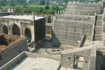 Kandhar Fort, an ancient tourist attraction near Maharashtra, showcasing historic ruins