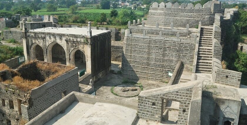 Kandhar Fort, an ancient tourist attraction near Maharashtra, showcasing historic ruins