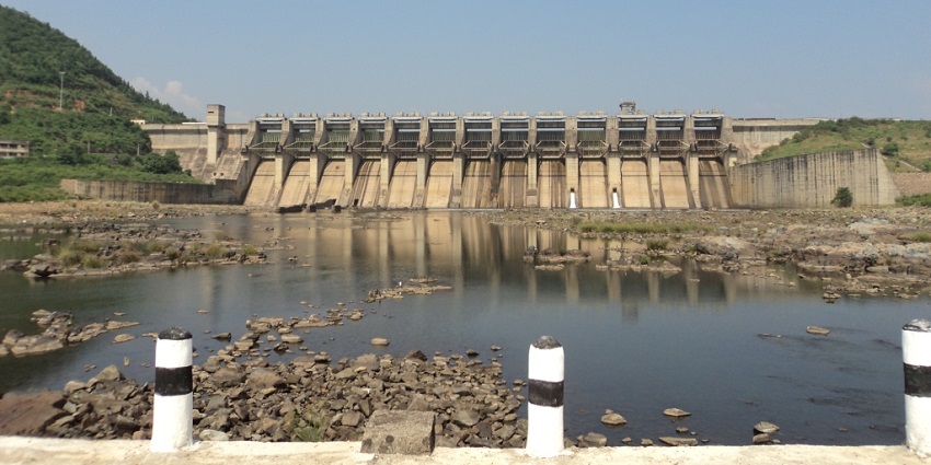 The rock garden at Kanke Dam has a beautiful view of the lake in Ranchi, Jharkhand.
