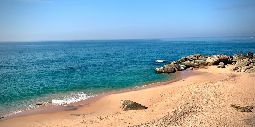 A view of the exquisite Kanyakumari Beach offering mesmerising sunrise and sunset views.
