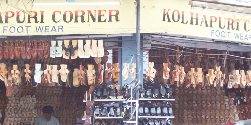 An image of a footwear shop in the market selling Kolhapuri chappals