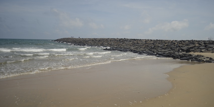 A glimpse of the serene Karaikal Beach, a top hotspot for kayaking in Pondicherry.