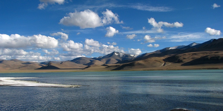 A breathtaking view of a lake in Ladakh with a mindblowing background during the day.